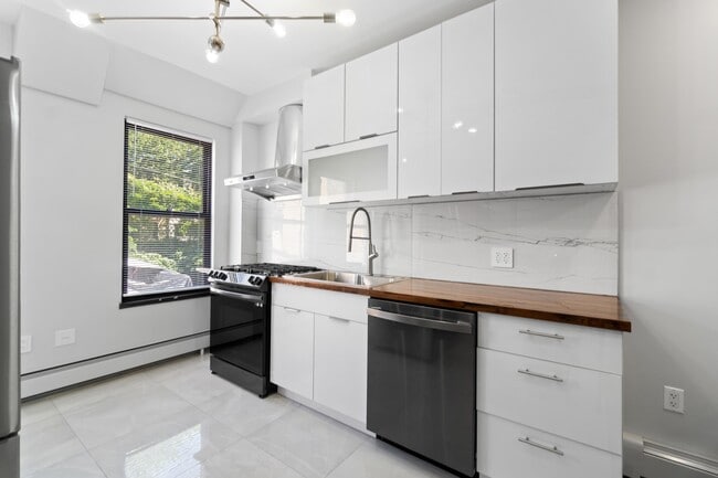 Building Photo - 232 1st St