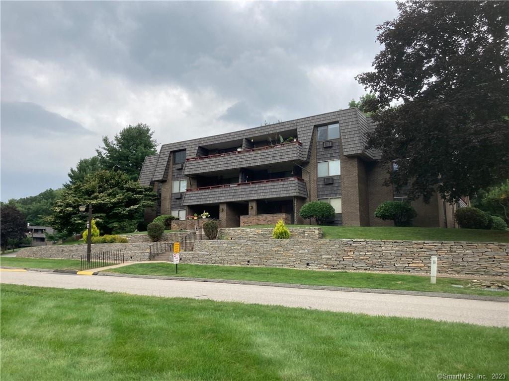 Primary Photo - 64 Oxbow Dr