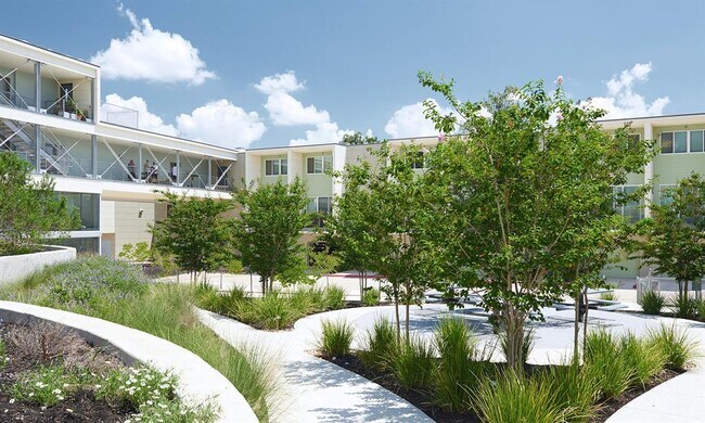 Building Photo - 604 N Bluff Dr