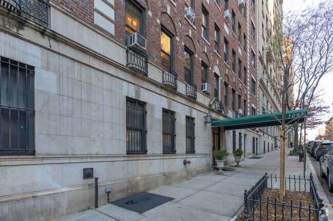 Building Photo - 305 W 104th St