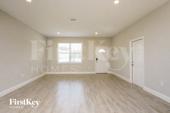 Building Photo - 453 Magpie Ct