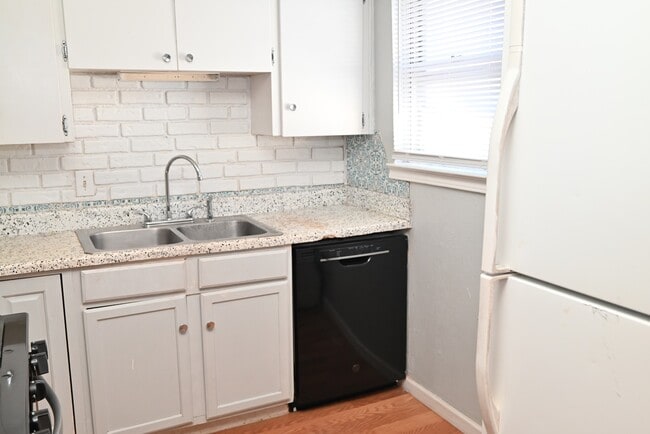 Building Photo - 1616 Phoenix Dr