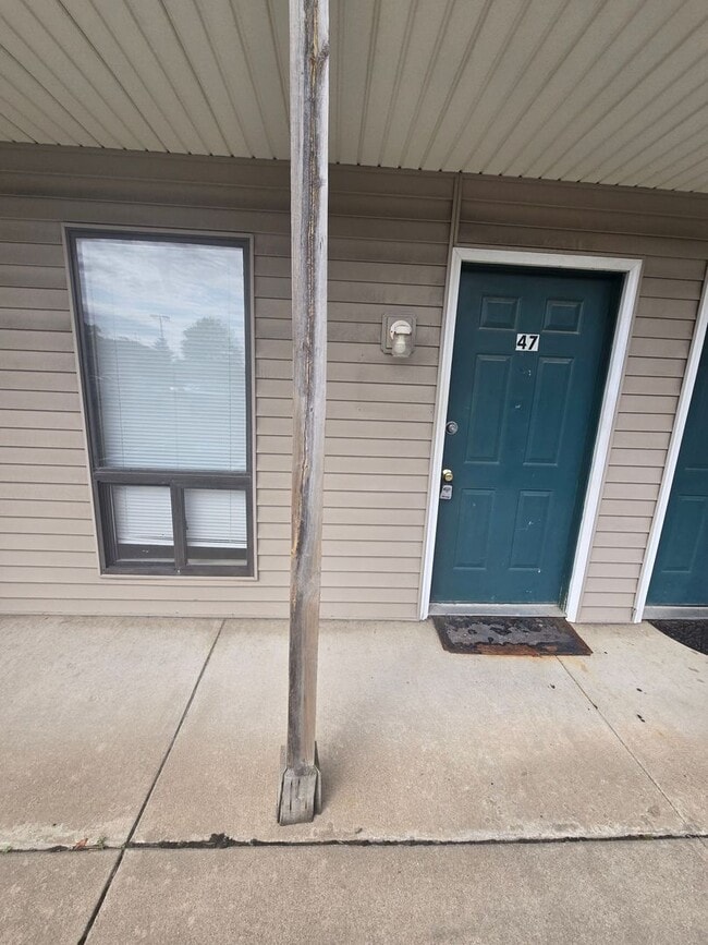 Building Photo - 2 Bedroom 1 Bathroom Apartment in heart of Osage Beach!