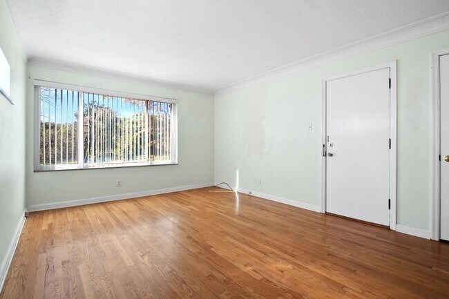 Foto del edificio - 7112-7114 Jamieson Ave