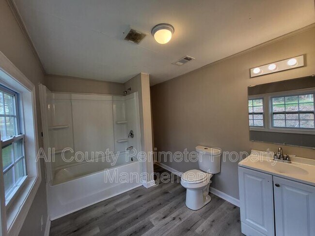 Foto del edificio - 2308 Lakewood Ave SW