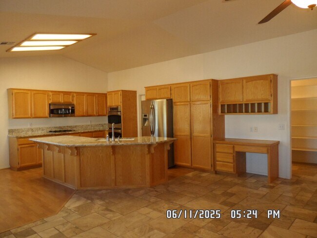 Building Photo - 3 Bedrooms, Den, 2 Bathrooms, 3 Car Garage...