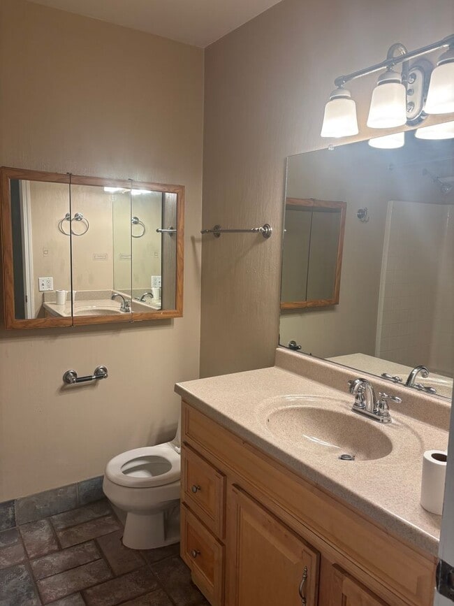 Building Photo - Lovely, 2 Bedroom 1.5 bath townhome nestle...