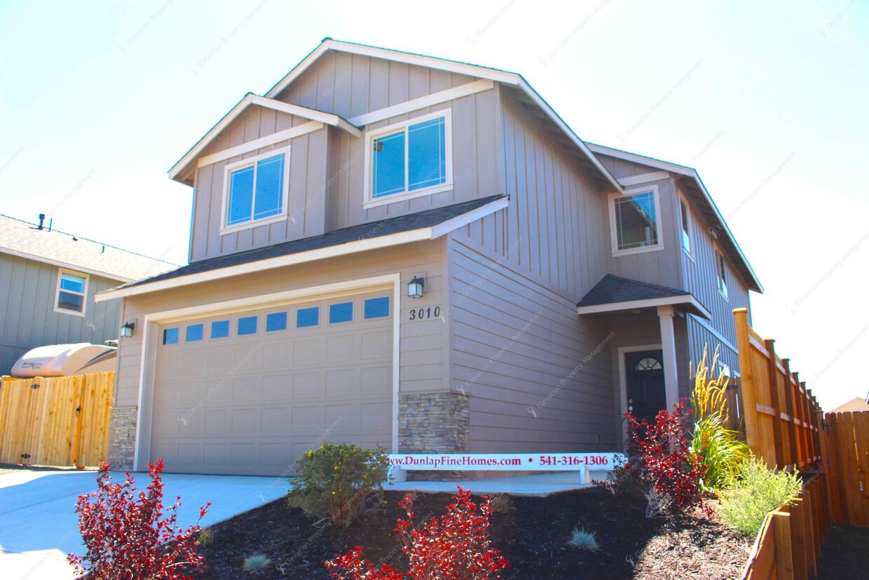 Foto principal - 3 BR home in Northwest Redmond w/ Mountain...