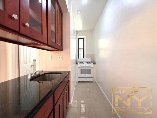 Foto del edificio - 1 bedroom in SUNNYSIDE NY 11104