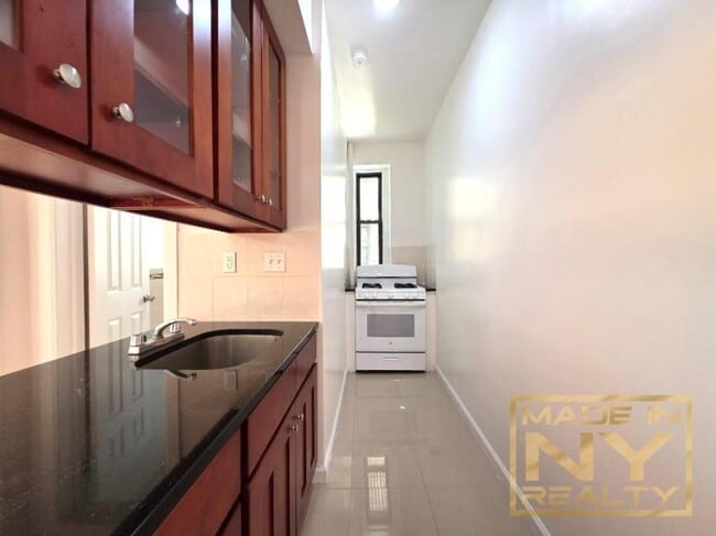 Building Photo - 1 bedroom in SUNNYSIDE NY 11104