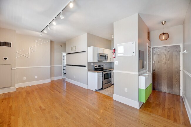 Building Photo - 1615 Q St NW
