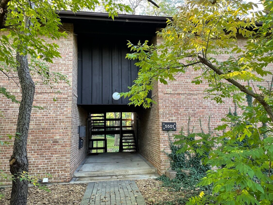 5501 E Lake Dr Unit D, Lisle, IL 60532 Condo for Rent in Lisle, IL