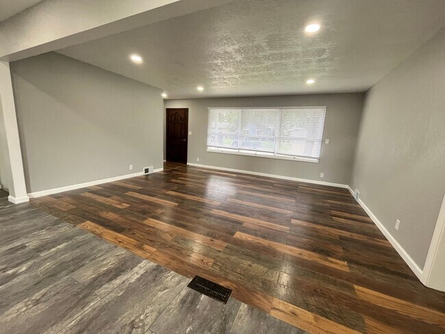 Building Photo - Newly Renovated 5 Bed/3 Bath in South Sioux Falls!