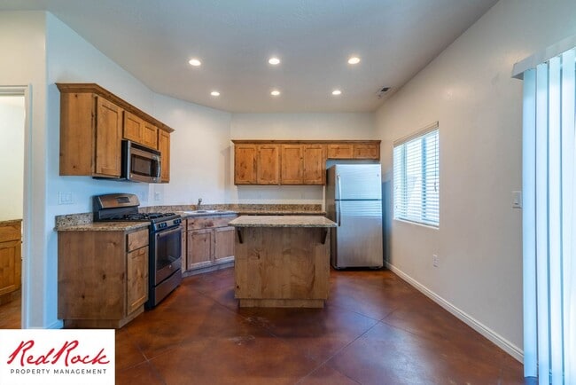 Building Photo - Dog Friendly, Stunning home in Southgate Townhomes