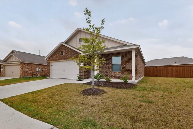 Foto del edificio - Modern 3-Bedroom Corner Lot Home with Fenced Yard in Forney – Built in 2023
