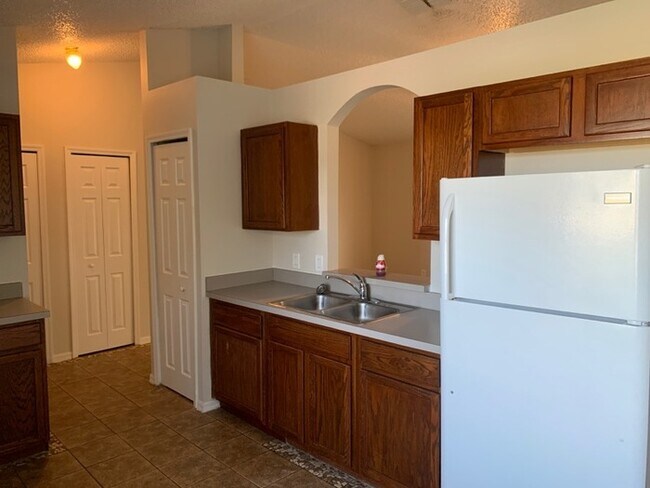 Building Photo - 925 S Amelia Ave