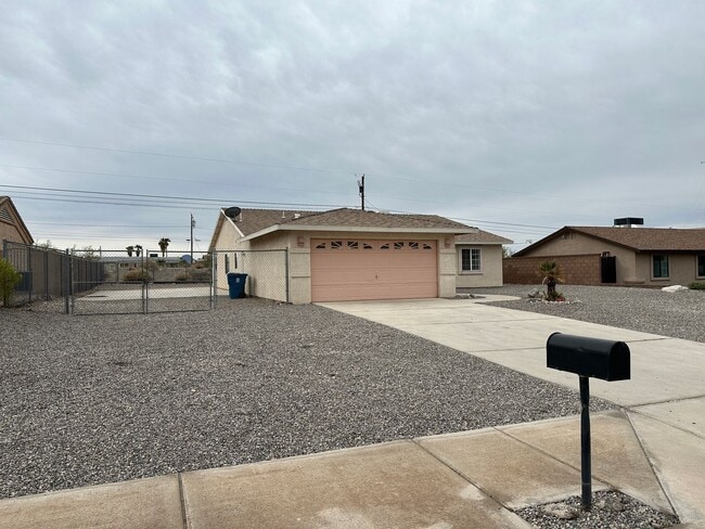 Building Photo - Long term - unfurnished - Gated side parki...