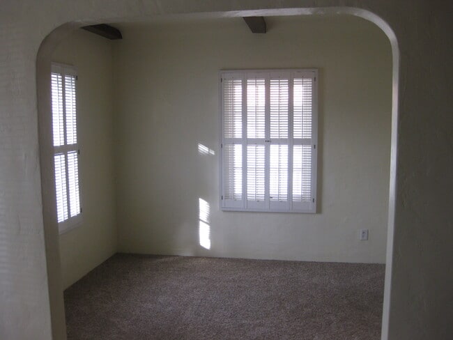 Building Photo - 1809 N Laurel Ave