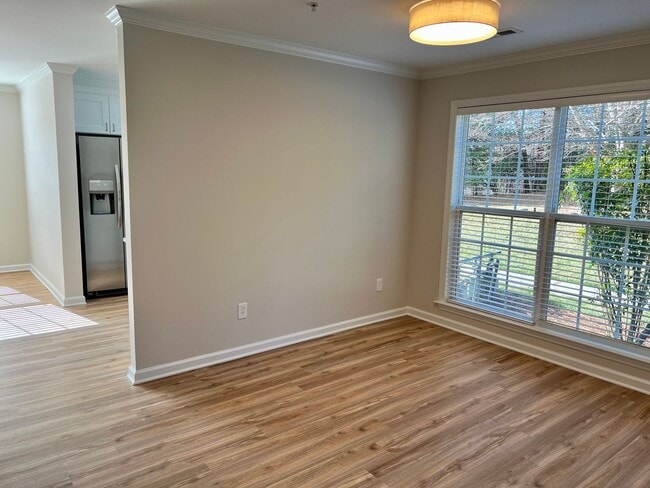 Building Photo - Updated, Main Level 2Bed/2 Bath Condo Lewi...