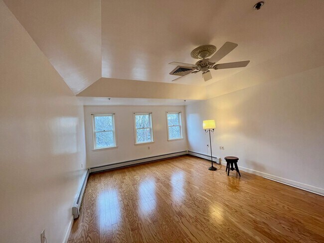 LIVING ROOM - 140 Lincoln Rd