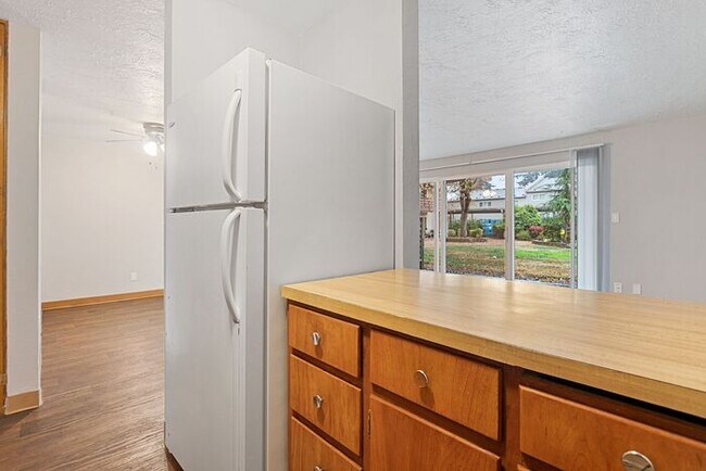Building Photo - 2 bedroom unit!!