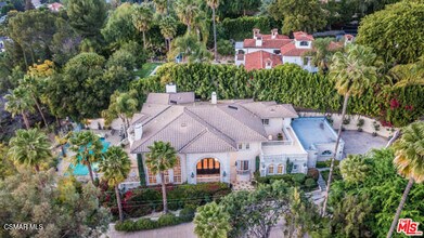 Building Photo - 4440 Hayvenhurst Ave