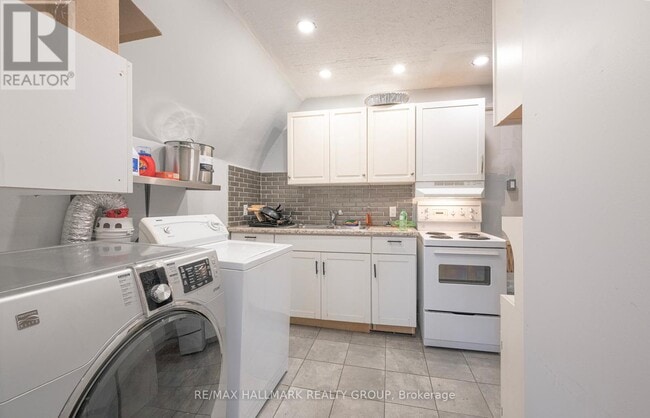 Building Photo - 5561 Manotick Main St