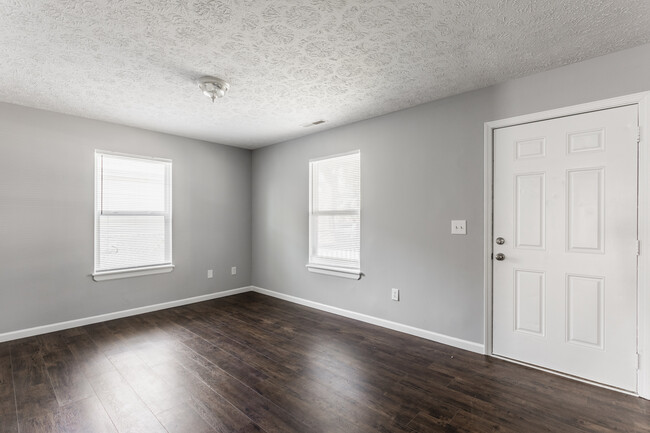 Foto del edificio - 2329 N Kenwood Ave