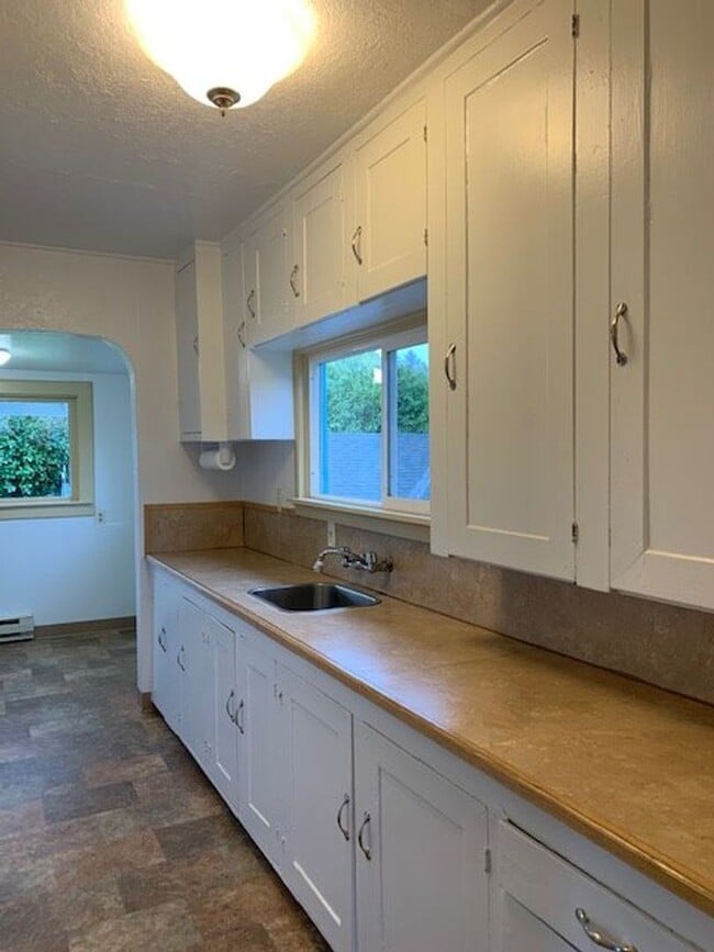 Building Photo - Cute 1 bedroom Cottage on large lot