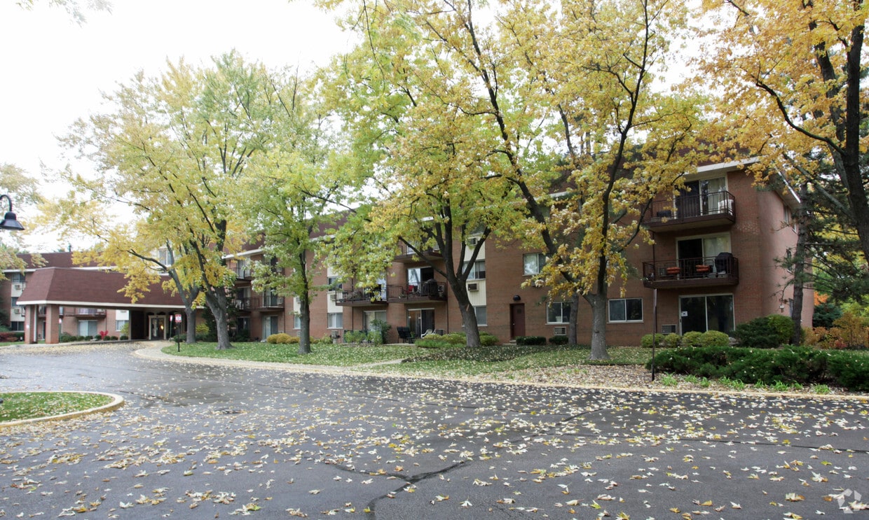 Building Photo - Royal Glen Condominiums