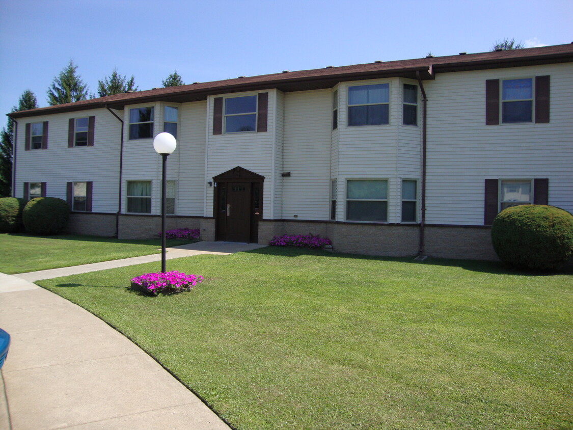 Foto principal - Pine Tree Village Apartments