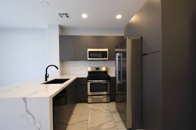 Foto del edificio - Charming Mediterranean-Style Townhome in G...