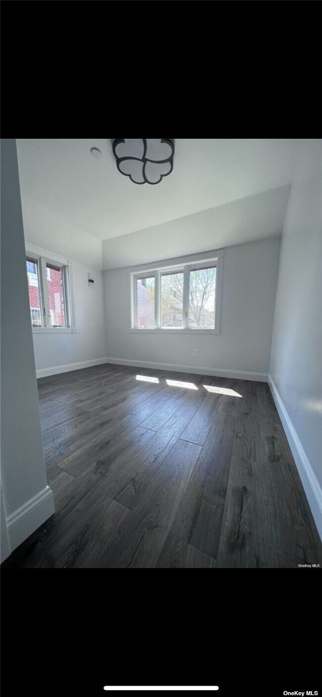 Building Photo - 156-14 59th Ave