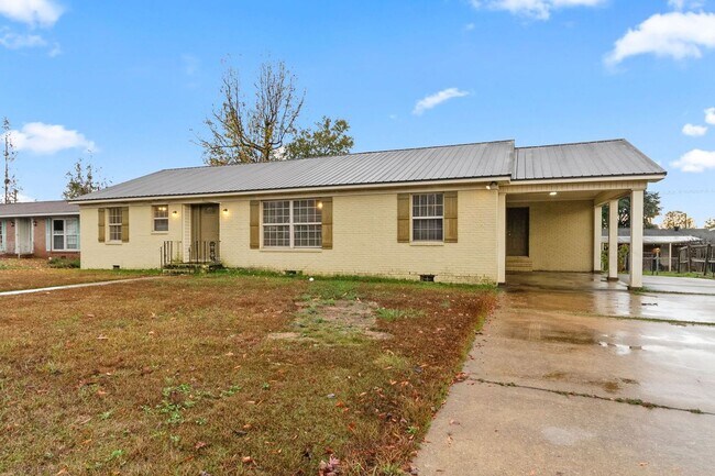 Foto del edificio - Spacious 3 Bedroom 3 Bath Available Fall 2025! Tour and Secure your Home today!