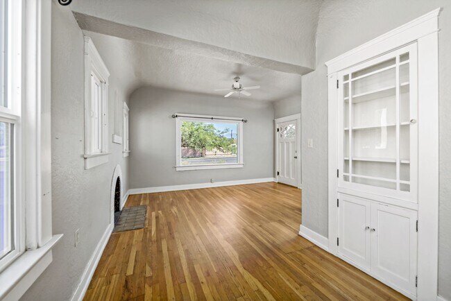 Foto del edificio - PRE-LEASE for AUGUST 2026 - Sam Hughes Bun...