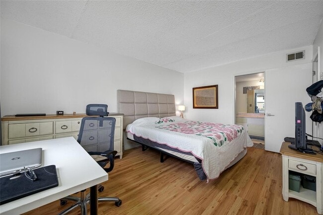 Foto del edificio - 1100 E Bay Dr