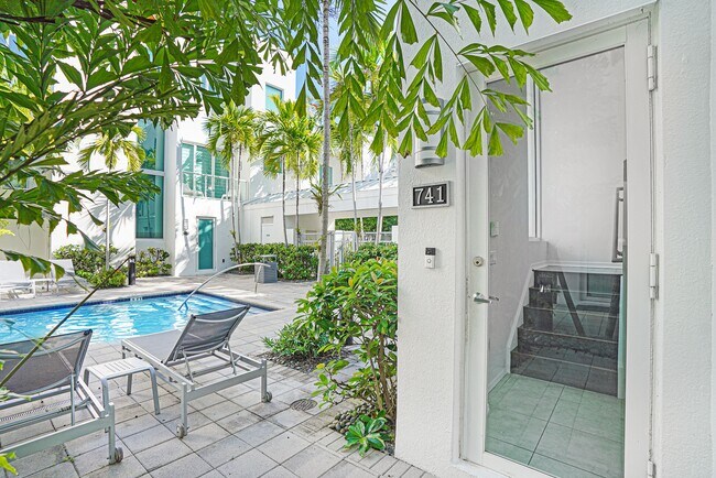 Building Photo - 741 NE 4th Ave