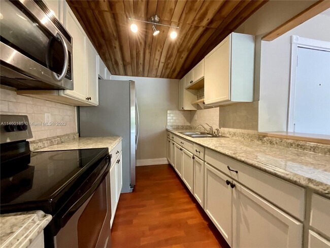 Building Photo - 10369 N Kendall Dr