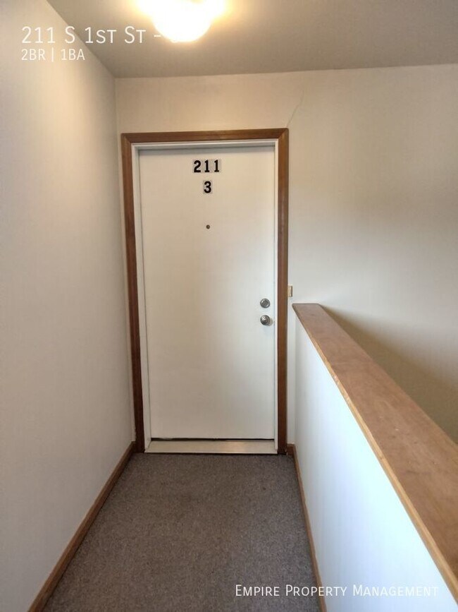 Building Photo - 3rd Floor: 2 Bedroom/ 1 Bathroom Apartment...