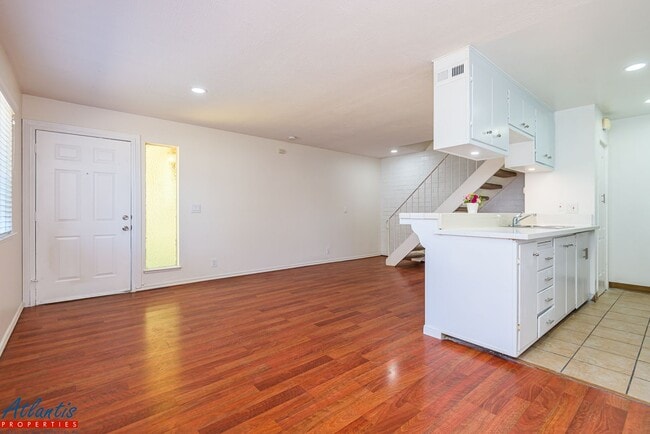 Building Photo - Lovely Condo | Hwd Laminate Flooring | Carport