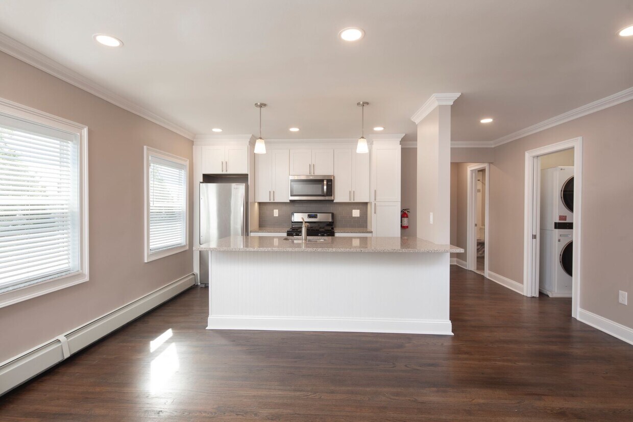 Foto principal - Hickory Manor: In-Unit Washer & Dryer, Heat, Water & Gas Included, Fitness Center, Sauna, and Bar...