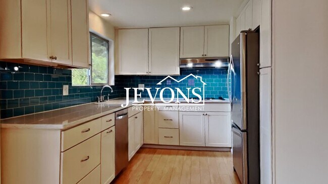 Foto del edificio - Charming home in a quiet, secluded neighborhood near Vasa Park Resort, with easy I-90 access and ...