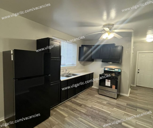 Building Photo - 3910 Deodar St