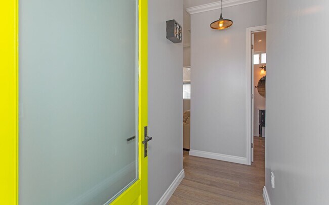Building Photo - Beautiful Fully Upgraded 1 bedroom in the ...