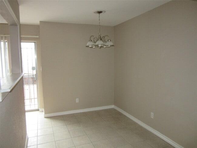 Building Photo - 6202 Skyline Dr