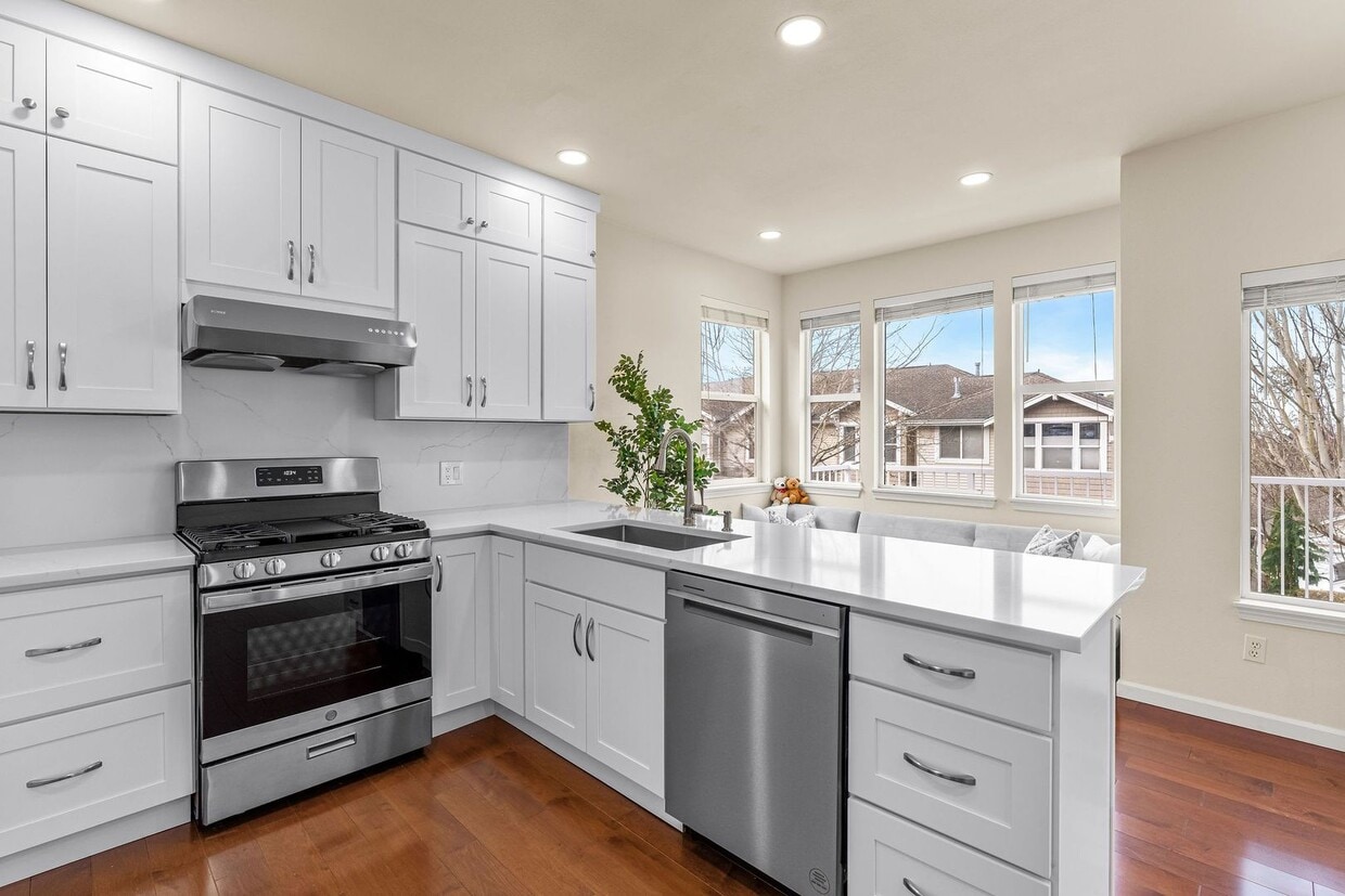 Primary Photo - Spacious Townhome in Bellevue College Neig...