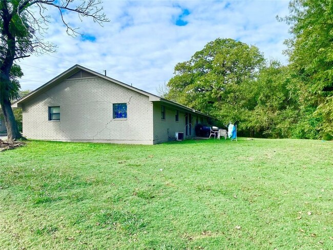 Building Photo - Pine Oaks