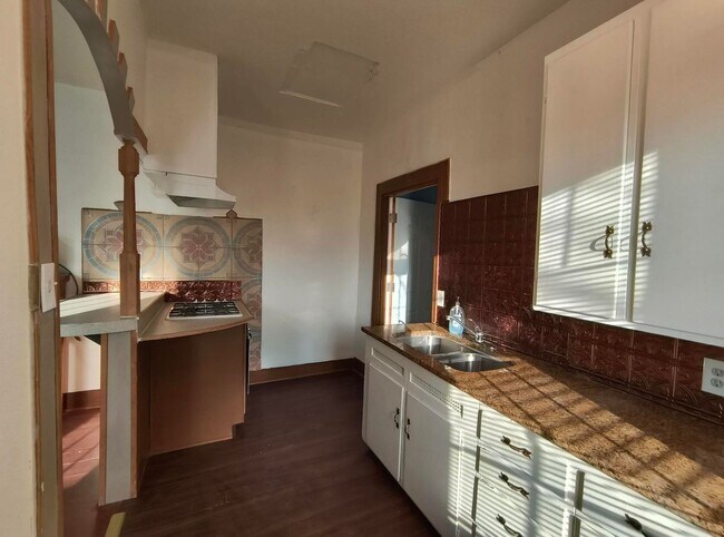 Building Photo - Charming 2 Bedroom/1.5 bathroom Home + gue...