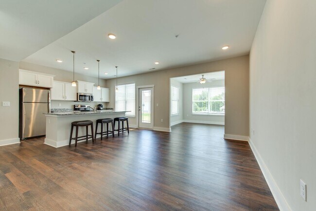Foto del edificio - 6067 Hillside Ln