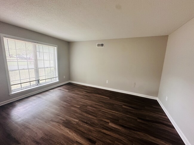Building Photo - 2 BONUS ROOMS, PRIVATELY OWNED!!!! READY F...
